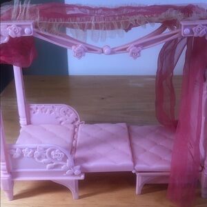 Barbie VTG rare Mattel Pink and Gold Doll Canopy Bed